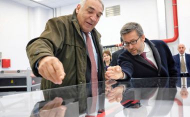 Bild: Kommissionär Carlos Moedas (till höger) får en presentation av projektet Extreme light infrastructure av projektets direktör, Nicolae-Victor Zamfir i Măgurele, Rumänien den 11 oktober 2016. © Europeiska unionen