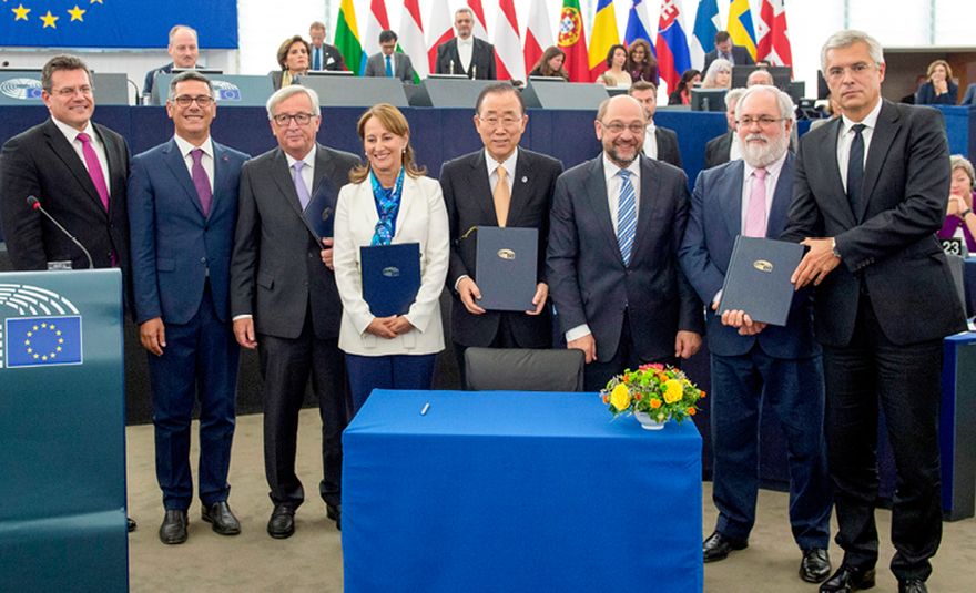 Illustratie: Maroš Šefčovič, vicevoorzitter van de Europese Commissie, Giovanni La Via, lid van het Europees Parlement, Jean-Claude Juncker, voorzitter van de Europese Commissie, Ségolène Royal, Frans minister van Milieu, Energie en Maritieme Zaken, Ban Ki-moon, secretaris-generaal van de Verenigde Naties, Martin Schulz, voorzitter van het Europees Parlement, commissaris Miguel Arias Cañete en Ivan Korčok, Slowaaks staatssecretaris voor Buitenlandse en Europese Zaken, op de ondertekeningsceremonie van de bekrachtiging door de EU van de Klimaatovereenkomst van Parijs, Straatsburg, Frankrijk, 4 oktober 2016. © Europese Unie