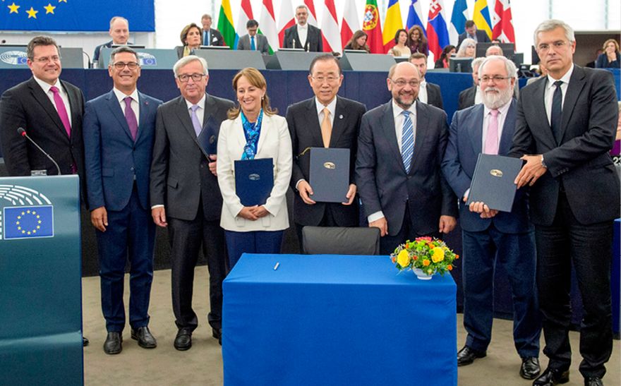 Slika: Podpredsednik Evropske komisije Maroš Šefčovič, član Evropskega parlamenta Giovanni La Via, predsednik Evropske komisije Jean-Claude Juncker, francoska ministrica za okolje, energijo in pomorske zadeve Ségolène Royal, generalni sekretar Združenih narodov Ban Ki-moon, predsednik Evropskega parlamenta Martin Schulz, komisar Miguel Arias Cañete ter državni sekretar na slovaškem ministrstvu za zunanje in evropske zadeve Ivan Korčok ob slovesnem podpisu ratifikacije Pariškega sporazuma o podnebnih spremembah s strani EU, Strasbourg, Francija, 4. oktobra 2016 © Evropska unija