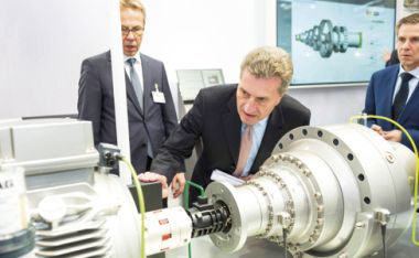Image: Commissioner Günther Oettinger examines a machine at a trade fair in Hanover, Germany, 25 April 2016. © European Union/Deutsche Messe