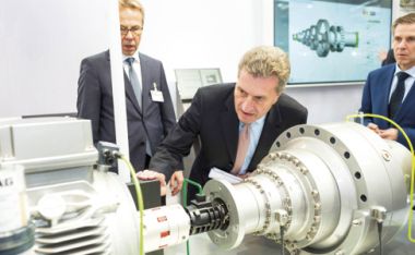 Bild: Kommissionär Günther Oettinger tittar närmare på en maskin vid en handelsmässa i Hannover, Tyskland den 25 april 2016. © Europeiska unionen/Deutsche Messe