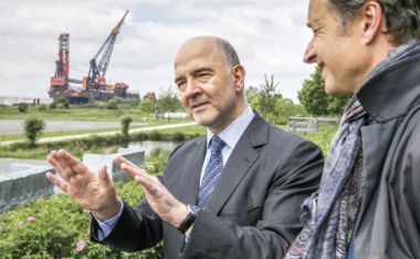 Imagen: El comisario Pierre Moscovici visita las instalaciones aduaneras del puerto de Róterdam con Eric Wiebes, secretario de Estado neerlandés de Finanzas. Róterdam (Países Bajos), 31 de mayo de 2016. © Unión Europea