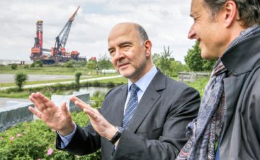 Imagem: O comissário Pierre Moscovici e Eric Wiebes, secretário de Estado das Finanças dos Países Baixos, numa visita às infraestruturas aduaneiras do porto de Roterdão, Países Baixos, em 31 de maio de 2016. © União Europeia