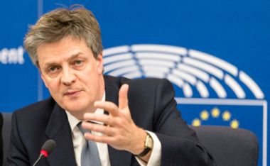 Bild: Kommissionär Jonathan Hill (2014–2016) redogör för förslagen om skattetransparens vid Europaparlamentet i Strasbourg, Frankrike den 12 april 2016. © Europeiska unionen