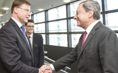 Изображение: Валдис Домбровскис, заместник-председател на Комисията, посреща Марио Драги, председател на Европейската централна банка, Брюксел, 8 юни 2016 г. © Европейски съюз