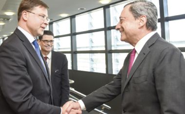 Imagem: O vice-presidente da Comissão Valdis Dombrovskis num encontro com Mario Draghi, presidente do Banco Central Europeu, em Bruxelas, em 8 de junho de 2016. © União Europeia