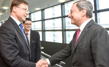 Slika: Podpredsednik Evropske komisije Valdis Dombrovskis na srečanju s predsednikom Evropske centralne banke Mariem Draghiem, Bruselj, 8. junija 2016. © Evropska unija