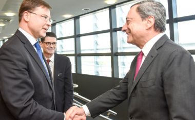 Bild: Kommissionens vice ordförande Valdis Dombrovskis träffar Europeiska centralbankens ordförande Mario Draghi i Bryssel den 8 juni 2016. © Europeiska unionen