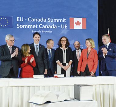Fotografia: Predseda Európskej komisie Jean-Claude Juncker, kanadská ministerka pre zahraničný obchod Chrystia Freeland, kanadský predseda vlády Justin Trudeau, predseda Európskej rady Donald Tusk, komisárka Cecilia Malmström, predseda Európskeho parlamentu Martin Schulz, vysoká predstaviteľka pre spoločnú zahraničnú a bezpečnostnú politiku a podpredsedníčka Komisie Federica Mogherini a predseda vlády Slovenskej republiky Robert Fico pri slávnostnom podpise dohody o strategickom partnerstve a komplexnej hospodárskej a obchodnej dohody medzi EÚ a Kanadou, Brusel 30. októbra 2016. © Európska únia
