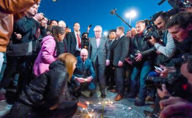 Imagen: Charles Michel, primer ministro belga (encendiendo una vela), y Jean-Claude Juncker, presidente de la Comisión Europea (centro), rinden homenaje a las víctimas de los atentados terroristas de Bruselas. Bruselas, 22 de marzo de 2016. © Unión Europea