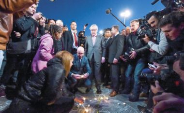 Kuva: Belgian pääministeri Charles Michel (sytyttämässä kynttilää) ja Euroopan komission puheenjohtaja Jean-Claude Juncker (kesk.) hiljentyvät kunnioittamaan Brysselin terrori-iskujen uhreja 22. maaliskuuta 2016. © Euroopan unioni