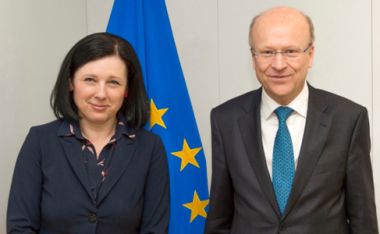 Foto: Volinik Vĕra Jourová 28. aprillil 2016 Brüsselis Euroopa Liidu Kohtu presidenti Koen Lenaertsit vastu võtmas. © Euroopa Liit