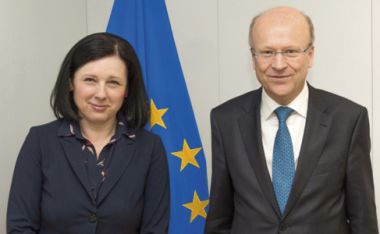 Illustratie: Commissaris Vĕra Jourová ontvangt Koen Lenaerts, president van het Hof van Justitie van de Europese Unie, Brussel, 28 april 2016. © Europese Unie