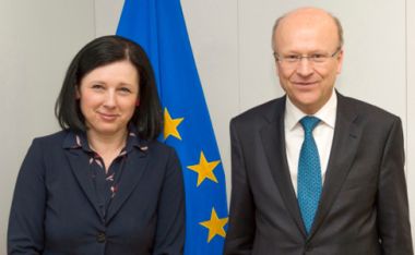 Bild: Kommissionär Vĕra Jourová tar emot Europeiska unionens domstols ordförande Koen Lenaerts, Bryssel den 28 april 2016. © Europeiska unionen