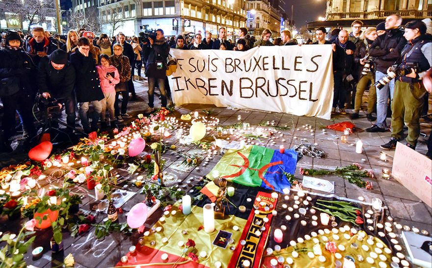 Imagen: Gente que coloca flores y velas en recuerdo de las víctimas de los atentados terroristas de Bruselas el 22 de marzo de 2016. © Unión Europea