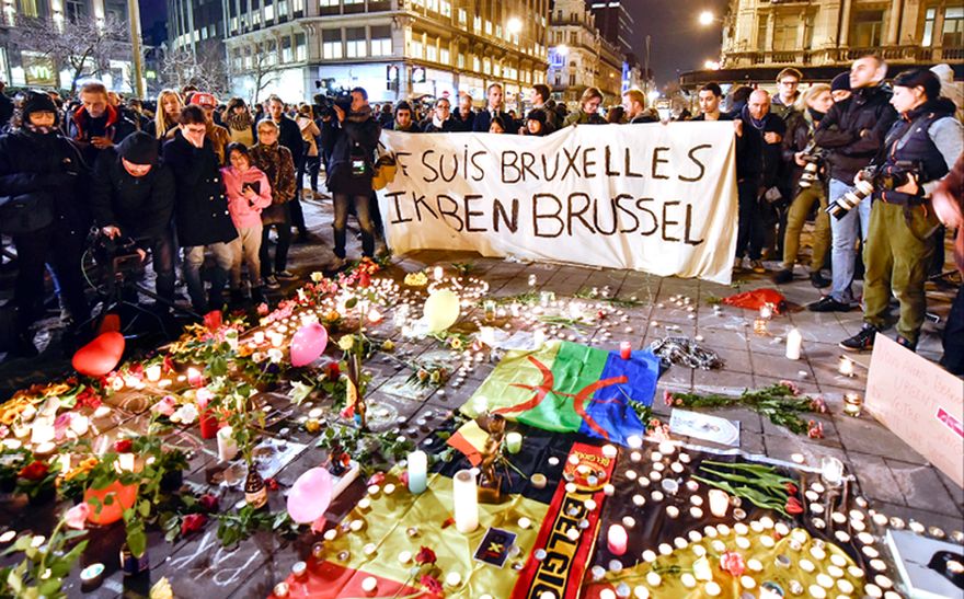 Foto: Leinajad toovad lilli ja küünlaid Brüsselis 22. märtsil 2016 toimunud terrorirünnakute ohvrite mälestuseks. © Associated Press