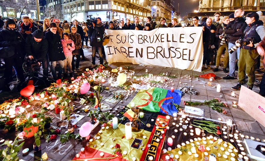 Illustratie: Rouwende mensen leggen bloemen en kaarsen neer ter nagedachtenis aan de slachtoffers van de terroristische aanslagen in Brussel, 22 maart 2016. © Associated Press