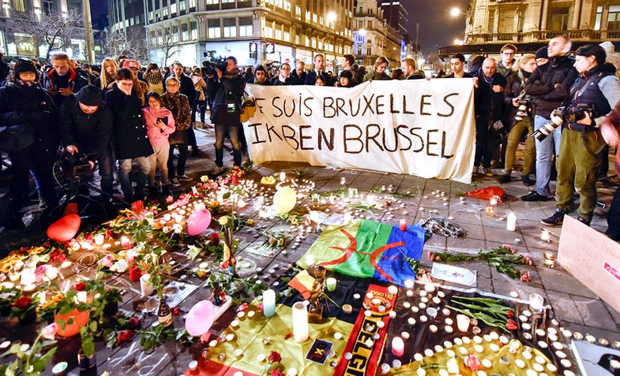 Imagem: Flores e velas numa vigília em memória das vítimas dos atentados terroristas de 22 de março de 2016, em Bruxelas. © Associated Press