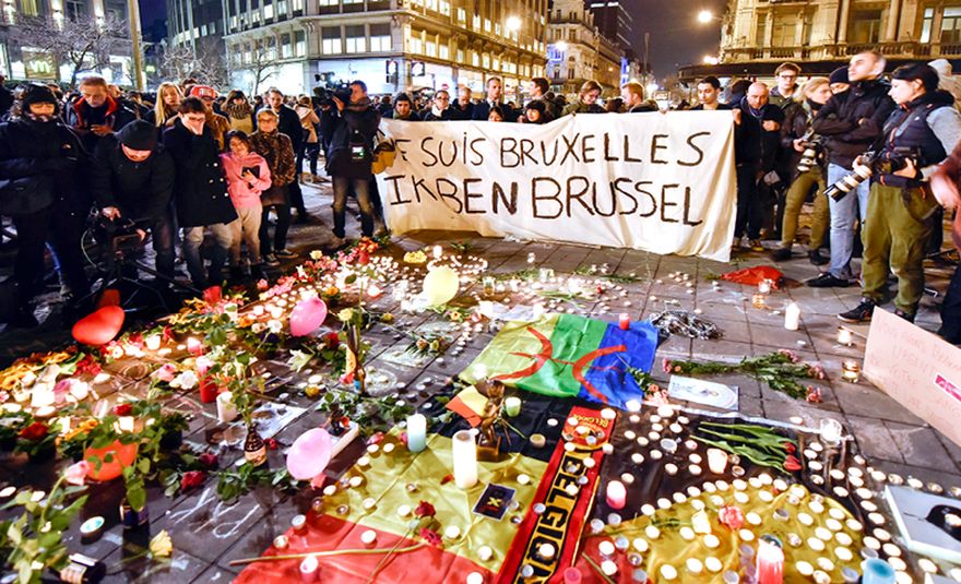 Slika: Žalujoči ob polaganju cvetja in sveč v spomin žrtvam terorističnih napadov v Bruslju, 22. marca 2016 © Associated Press