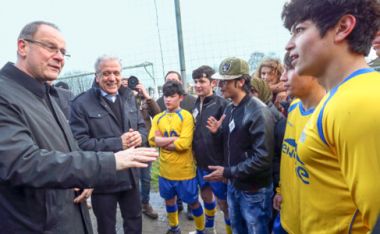 Slika: Komisar Tibor Navracsics in komisar Dimitris Avramopoulos v pogovoru z mladimi begunci in nogometaši, Kraainem, Belgija, 2. marca 2016 © Evropska unija