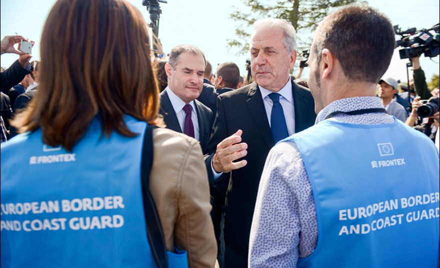 Slika: Komisar Dimitris Avramopoulos (na desni) ob začetku delovanja Evropske mejne in obalne straže, Kapitan Andreevo, Bolgarija, 6. oktobra 2016 © Evropska unija