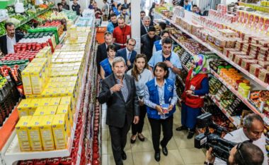 Imagine: Comisarul Johannes Hahn vizitând un supermarket pentru refugiați gestionat de Programul Alimentar Mondial, Turcia, 26 aprilie 2016. © Uniunea Europeană