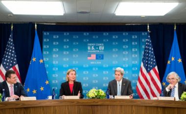 Slika: Podpredsednik Evropske komisije Maroš Šefčovič, visoka predstavnica EU in podpredsednica Evropske komisije Federica Mogherini, ameriški državni sekretar John Kerry in ameriški sekretar za energijo dr. Ernest Moniz na srečanju sveta EU-ZDA za energijo na Ministrstvu za zunanje zadeve v Washingtonu, Združene države Amerike, 4. maja 2016 © Evropska unija