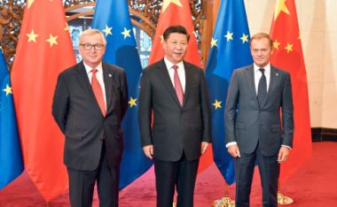 Billede: Jean-Claude Juncker, formand for Europa-Kommissionen, Xi Jinping, Kinas præsident, og Donald Tusk, formand for Det Europæiske Råd, ved det 18. topmøde mellem EU og Kina, Beijing, Kina, den 12. juli 2016. © Den Europæiske Union