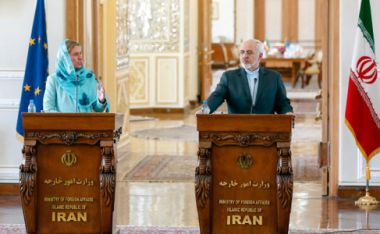 Slika: Visoka predstavnica in podpredsednica Evropske komisije Federica Mogherini in iranski minister za zunanje zadeve Mohamad Javad Zarif na skupni tiskovni konferenci v Teheranu, Iran, 16. aprila 2016 © Evropska unija