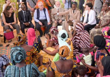 Immagine: Il commissario Neven Mimica incontra gli abitanti di Matam, Senegal, 27 aprile 2016. © Unione europea