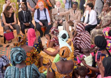 Fotografia: Komisár Neven Mimica na stretnutí s miestnymi obyvateľmi v Matame (Senegal) 27. apríla 2016. © Európska únia