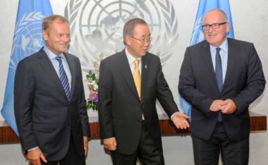 Grianghraf: Donald Tusk, Uachtarán na Comhairle Eorpaí, Ban Ki-moon, Ard-Rúnaí na Náisiún Aontaithe, agus Frans Timmermans, Céad-Leas-Uachtarán an Choimisiúin, agus iad i láthair ag an 71ú seisiún iomlánach de Chomhthionól Ginearálta na Náisiún Aontaithe, Nua-Eabhrac, na Stáit Aontaithe, an 18 Meán Fómhair 2016. © An tAontas Eorpach