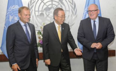 Illustratie: Donald Tusk, voorzitter van de Europese Raad, Ban Ki-moon, secretaris-generaal van de Verenigde Naties, en Frans Timmermans, eerste vicevoorzitter van de Europese Commissie, op de 71e zitting van de Algemene Vergadering van de Verenigde Naties, New York, Verenigde Staten, 18 september 2016. © Europese Unie