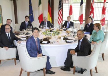 Billede: (Fra venstre, med uret) François Hollande, Frankrigs præsident, David Cameron, Det Forenede Kongeriges premierminister, Justin Trudeau, Canadas premierminister, Jean-Claude Juncker, formand for Europa-Kommissionen, Donald Tusk, formand for Det Europæiske Råd, Matteo Renzi, Italiens premierminister, Angela Merkel, Tysklands kansler, Barack Obama, USA’s præsident, og Shinzō Abe, Japans premierminister, ved G7-topmødet i Ise, Japan, den 26. maj 2016. © Den Europæiske Union