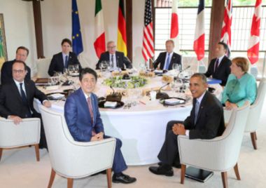 Kuva: (Myötäpäivään vasemmalta) Ranskan presidentti François Hollande, Yhdistyneen kuningaskunnan pääministeri David Cameron, Kanadan pääministeri Justin Trudeau, Euroopan komission puheenjohtaja Jean-Claude Juncker, Eurooppa-neuvoston puheenjohtaja Donald Tusk, Italian pääministeri Matteo Renzi, Saksan liittokansleri Angela Merkel, Yhdysvaltain presidentti Barack Obama ja Japanin pääministeri Shinzō Abe G7-huippukokouksessa Isen kaupungissa Japanissa 26. toukokuuta 2016. © Euroopan unioni