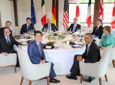 Imagem: (Da esquerda, no sentido dos ponteiros do relógio) François Hollande, presidente de França, David Cameron, primeiro-ministro do Reino Unido, Justin Trudeau, primeiro-ministro do Canadá, Jean-Claude Juncker, presidente da Comissão Europeia, Donald Tusk, presidente do Conselho Europeu, Matteo Renzi, primeiro-ministro de Itália, Angela Merkel, chanceler da República Federal da Alemanha, Barack Obama, presidente dos Estados Unidos, e Shinzō Abe, primeiro-ministro do Japão, na Cimeira do G7 que teve lugar em Ise, no Japão, em 26 de maio de 2016. © União Europeia