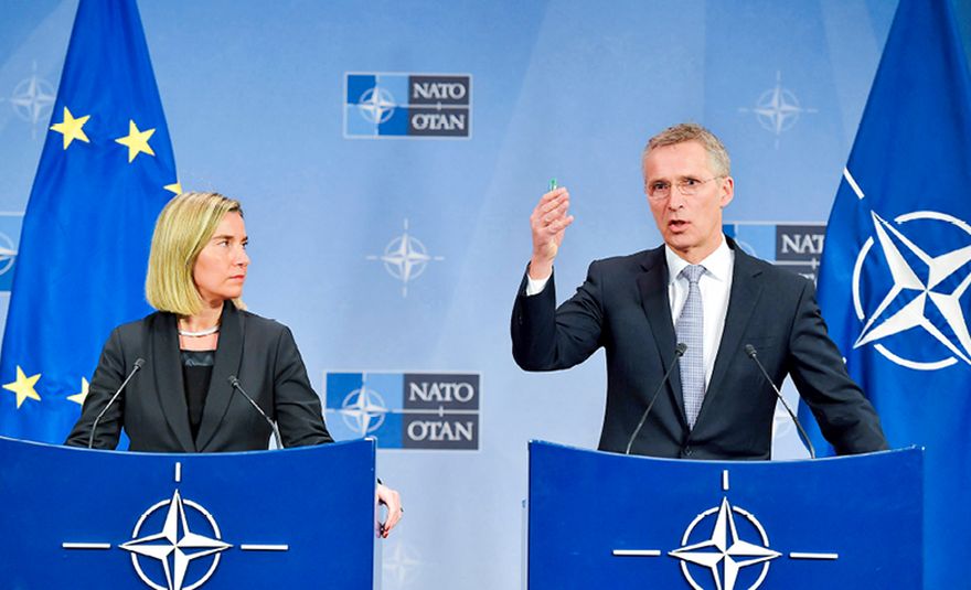 Billede: Højtstående repræsentant og næstformand for Kommissionen, Federica Mogherini, og Jens Stoltenberg, NATO’s generalsekretær, holder en fælles pressekonference oven på mødet for NATO’s udenrigsministre, Bruxelles, den 6. december 2016. © NATO/OTAN