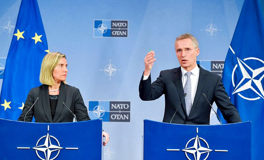 Imagen: Federica Mogherini, alta representante y vicepresidenta de la Comisión, y Jens Stoltenberg, secretario general de la OTAN, dan una conferencia de prensa conjunta tras la reunión de los ministros de asuntos exteriores de la OTAN. Bruselas, 6 de diciembre de 2016. © NATO/OTAN