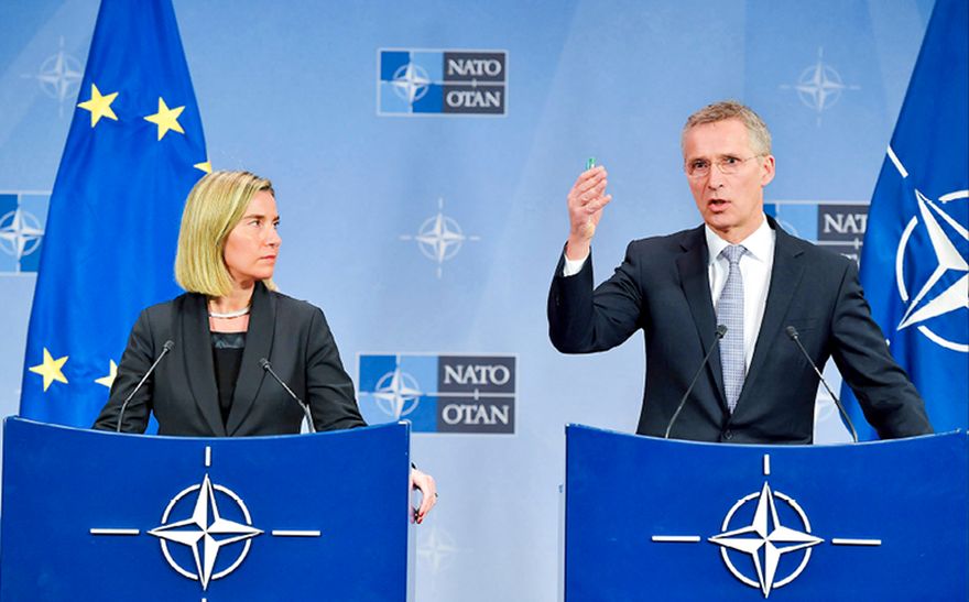 Attēls: Augstā pārstāve/Komisijas priekšsēdētāja vietniece Federika Mogerīni un NATO ģenerālsekretārs Jenss Stoltenbergs kopīgā preses konferencē pēc NATO valstu ārlietu ministru sanāksmes. Brisele, 2016. gada 6. decembris. © NATO/OTAN
