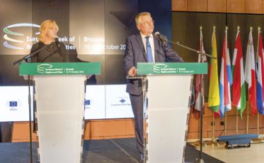 Imagem: A comissária Corina Crețu e Markku Markkula, presidente do Comité das Regiões Europeu, na 14.a edição da Semana Europeia das Regiões e dos Municípios, em Bruxelas, em 10 de outubro de 2016.
 © União Europeia