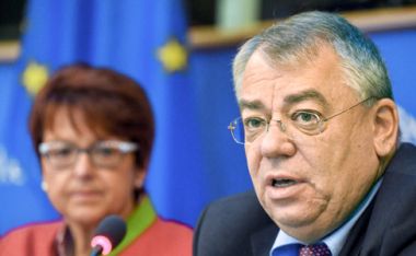 Grianghraf: Klaus-Heiner Lehne, Uachtarán
Chúirt Iniúchóirí na hEorpa, (ar
dheis) ag cur Thuarascáil Bhliantúil 2015 na Cúirte sin faoi bhráid
Choiste Pharlaimint na hEorpa um
Rialú Buiséadach, an Bhruiséil,
an 13 Deireadh Fómhair 2016. © An tAontas Eorpach