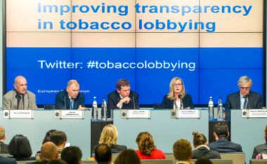 Foto: Suitsetamisvastase ühingu OxyRomandie president Pascal Diethelm, volinik Vytenis Andriukaitis, EurActivi uudistetoimetaja James Crisp, Euroopa ombudsman Emily O’Reilly ning juhtivteadur ja Maailma Terviseorganisatsiooni esindaja ELis Roberto Bertollini 27. aprillil 2016 Brüsselis ombudsmani korraldatud üritusel tubakatööstuse lobitöö läbipaistvuse suurendamise kohta. © Euroopa Liit