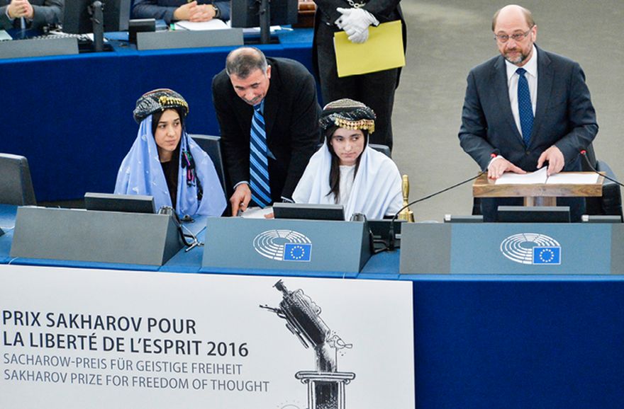 Kuva: Euroopan parlamentin puhemies Martin Schulz (oik.) sekä vuoden 2016 Saharov-mielipiteenvapauspalkinnon saajat Nadia Murad Basee Taha ja Lamiya Aji Bashar Strasbourgissa Ranskassa 13. joulukuuta 2016. © Euroopan unioni