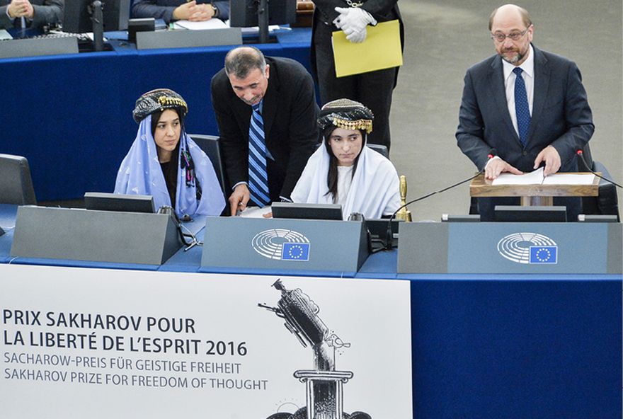 Grianghraf: Martin Schultz, Uachtarán Pharlaimint
na hEorpa (ar dheis), agus é ag bronnadh
Duais Sakharov um Shaoirse Smaointeoireachta 2016 ar Nadia Murad Basee Taha agus
Lamiya Aji Bashar, Strasbourg na Fraince,
an 13 Nollaig 2016. © An tAontas Eorpach