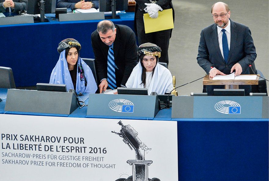 Attēls: Eiropas Parlamenta priekšsēdētājs Martins Šulcs (pa labi) pasniedz 2016. gada Saharova prēmiju par domas brīvību Nadiai Muradai Basē Tahai un Lamijai Adži Bašarai Strasbūrā. Francija, 2016. gada 13. decembris. © Eiropas Savienība