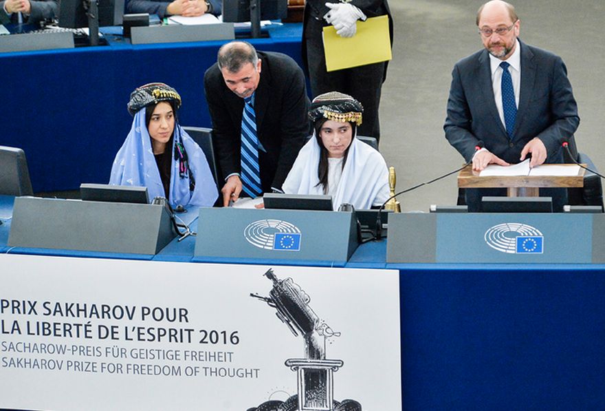 Imagem: Martin Schultz, presidente do Parlamento Europeu (à direita), entrega o Prémio Sakharov para a Liberdade de Pensamento de 2016 a Nadia Murad Basee e Lamiya Aji Bashar, em Estrasburgo, França, em 13 de dezembro de 2016. © União Europeia