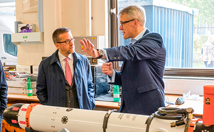 Le commissaire Carlos Moedas et le professeur David Lane, directeur et fondateur du Centre de robotique d'Édimbourg, s'entretiennent à propos d'un véhicule sous-marin autonome dénommé «Iver» au cours d'une visite à l'université Heriot-Watt d'Édimbourg, au Royaume-Uni, le 18 octobre 2017. © Mike Wilkinson