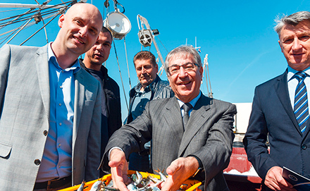 Komisař Karmenu Vella (uprostřed) na setkání s místními rybáři v přístavu Zadar v Chorvatsku 20. března 2017.