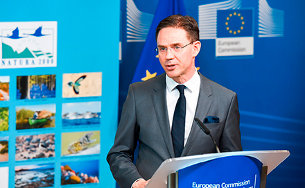 Místopředseda Komise Jyrki Katainen při podpisu první úvěrové smlouvy, kterou zaštítil nástroj financování přírodního kapitálu, v Bruselu 11. dubna 2017.