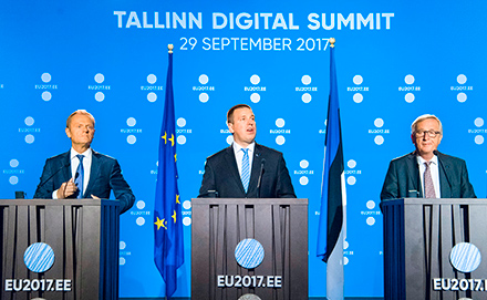 Доналд Туск, председател на Европейския съвет, Юри Ратас, министър-председател на Естония, и Жан-Клод Юнкер, председател на Европейската комисия, на срещата на върха в областта на цифровите технологии в Талин, Естония, 29 септември 2017 г.